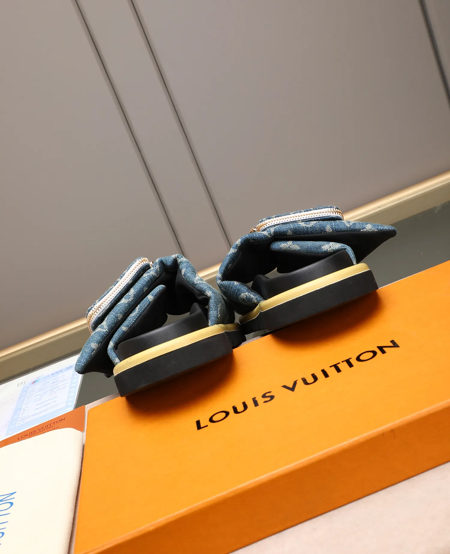 PP400 couple model with drawer box [LOUIS VUITTON] Louis Vuitton, the latest LV official website printed wallet and men's and women's slippers🔥🔥🔥 are now on the market. The drawer box is packed with cloth bags and cards. The upper pattern looks very soft and waxy, and it is a super versatile leg slimming tool. Fabric: Imported denim/down silk cotton embossed, official website pattern printing, lining: water-dyed sheepskin down filling, comfortable to wear, feet: high elastic PU water table. Sole: foam sole, heel height: about 5cm. Size 35-46, 35, 45 and 46 are custom-made and cannot be returned or exchanged. Color: multiple colors available.